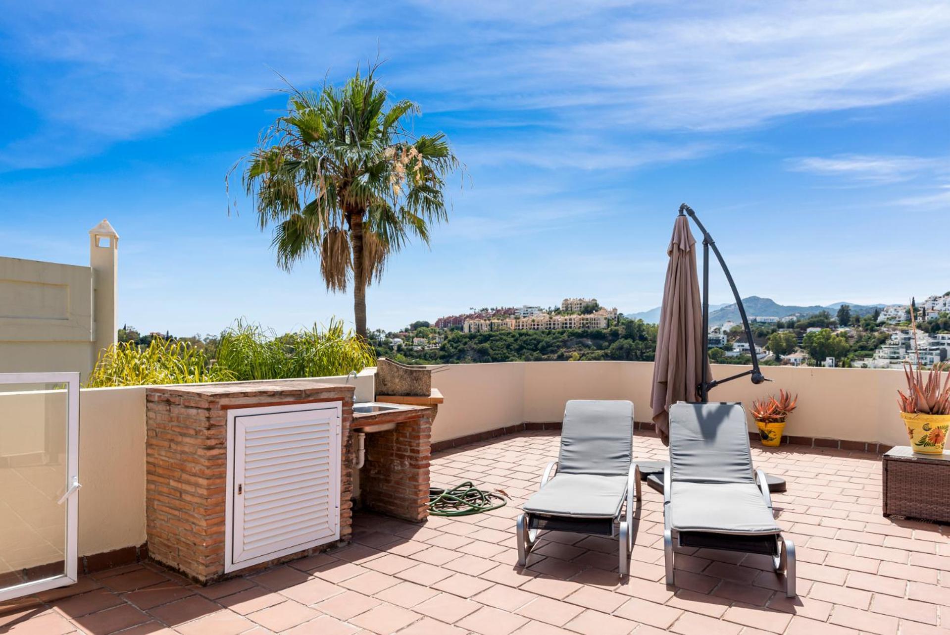 Сasa de vacaciones La Quinta Hills - Modern Andalusian-style With Rooftop Terrace